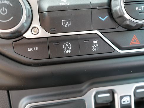 Used 2021 Jeep Gladiator Sport AWD/4WD image 32