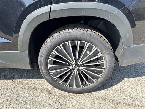 New 2025 Volkswagen Taos SE image 7