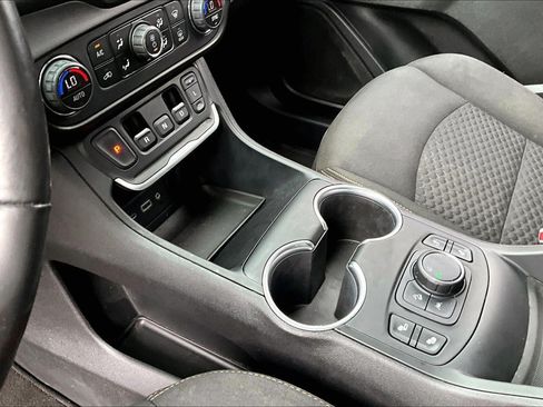 Used 2020 GMC Terrain SLE w/ Driver Convenience Package FWD image 17