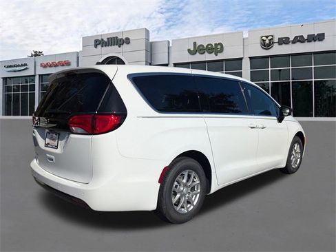 New 2026 Chrysler Voyager LX image 4