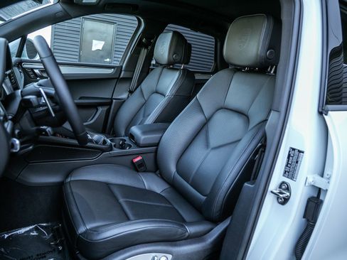 Certified 2026 Porsche Macan image 5