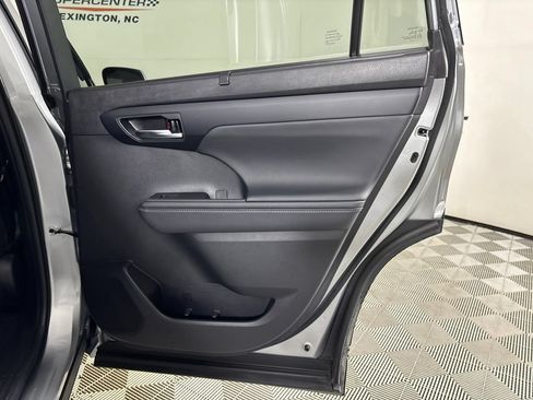 Used 2024 Toyota Highlander XLE AWD/4WD image 30