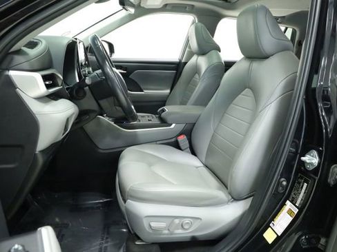 Used 2022 Toyota Highlander XLE image 31