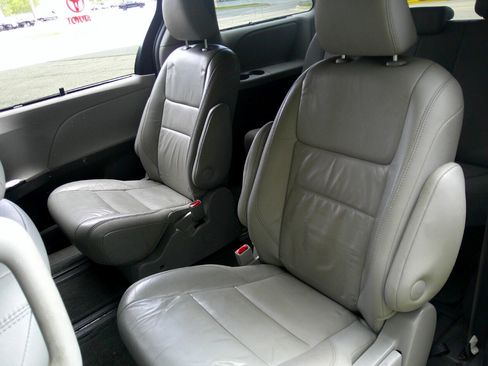 Used 2015 Toyota Sienna XLE Premium image 37