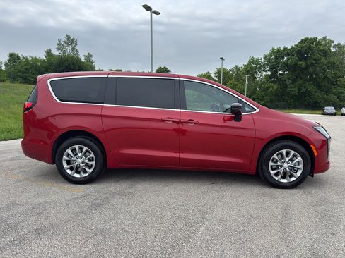 New 2027 Chrysler Pacifica Select w/ Family Tech Group AWD/4WD image 4