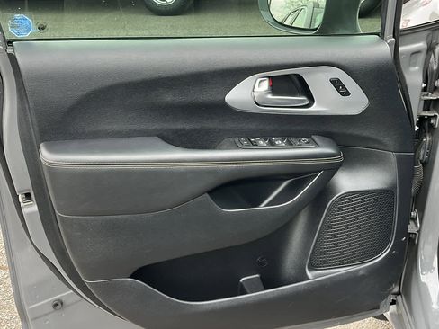 Used 2020 Chrysler Pacifica Touring-L w/ S Appearance Package image 9