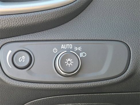 Used 2022 Chevrolet Trax LT w/ LT Convenience Package image 27