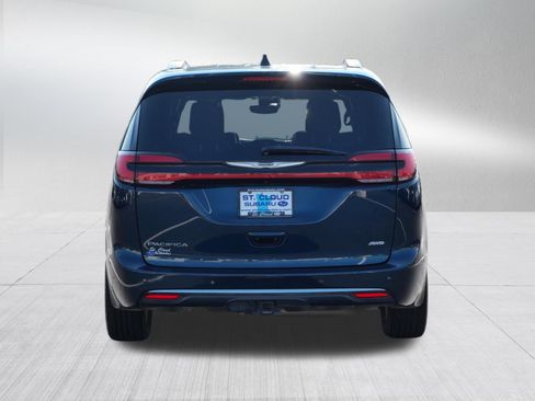Used 2025 Chrysler Pacifica Pinnacle w/ Trailer Tow Group AWD/4WD image 6