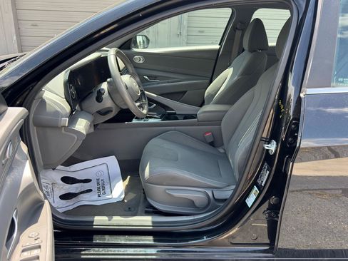 Used 2025 Hyundai Elantra SEL FWD image 12