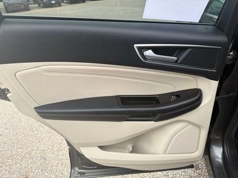 Used 2017 Ford Edge Titanium w/ Technology Package AWD/4WD image 14