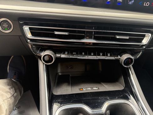Certified 2025 Chevrolet Traverse LT FWD image 22