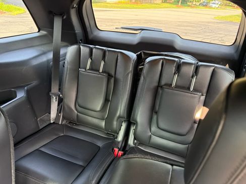 Used 2016 Ford Explorer XLT w/ Equipment Group 202A AWD/4WD image 8