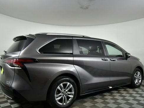 Used 2024 Toyota Sienna Limited image 10