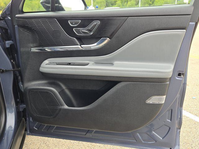 Used 2022 Lincoln Corsair AWD w/ Premium Package image 6