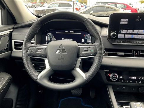 Used 2023 Mitsubishi Outlander SE image 5