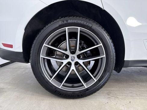Certified 2025 Porsche Macan AWD/4WD image 16