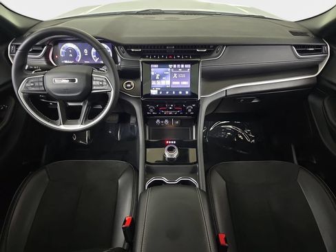 Used 2023 Jeep Grand Cherokee Altitude AWD/4WD image 12