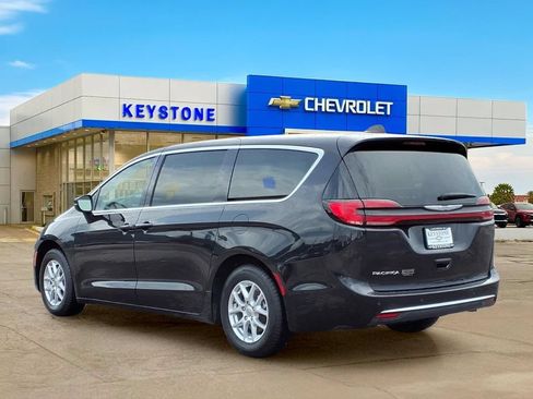 Used 2023 Chrysler Pacifica Touring-L FWD image 5