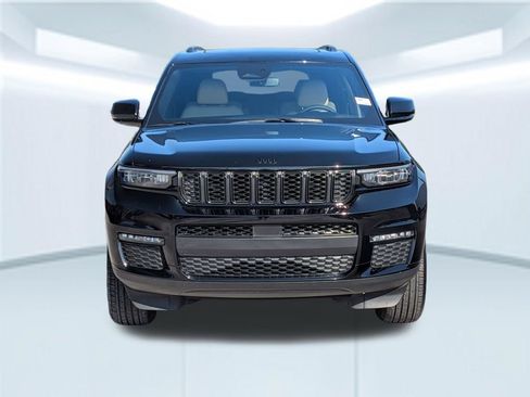 Used 2024 Jeep Grand Cherokee L Limited w/ Black Appearance Package AWD/4WD image 11
