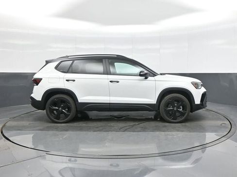 New 2026 Volkswagen Taos SE image 8