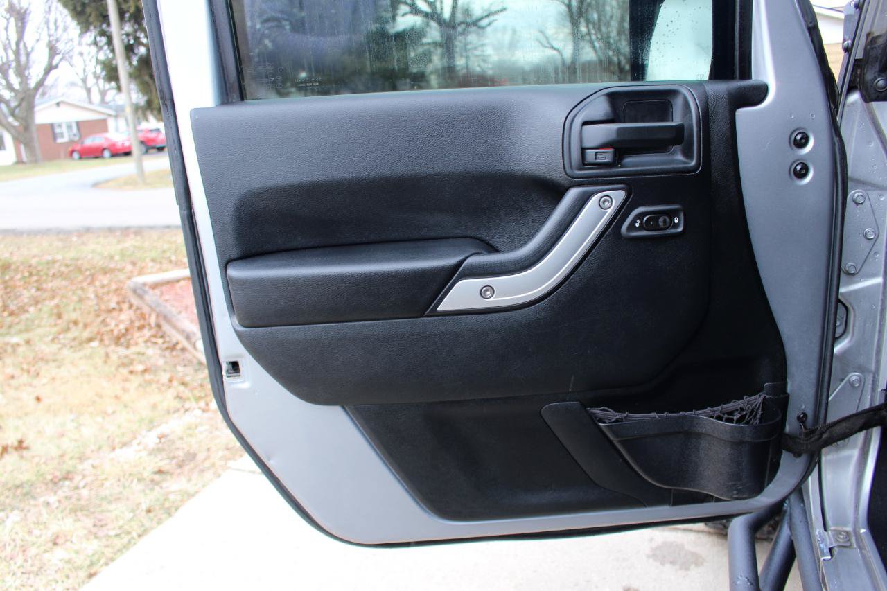Used 2016 Jeep Wrangler Unlimited Rubicon AWD/4WD image 11