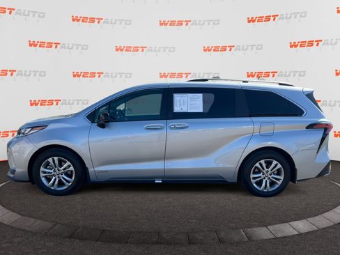 Used 2021 Toyota Sienna XSE w/ XSE Plus Package image 2