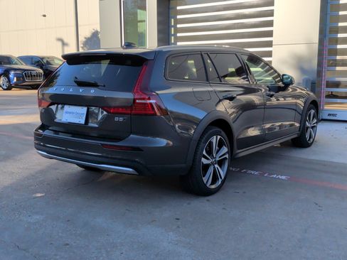 Used 2025 Volvo V60 B5 Cross Country Plus image 9