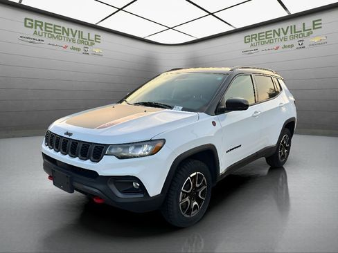 Used 2025 Jeep Compass Trailhawk image 2