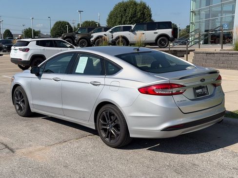 Used 2018 Ford Fusion SE w/ Equipment Group 201A FWD image 4