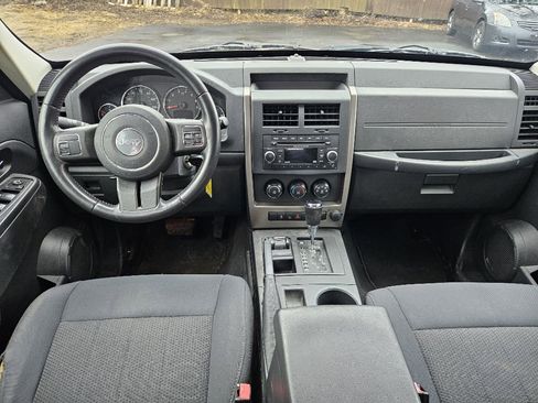 Used 2012 Jeep Liberty Sport image 10