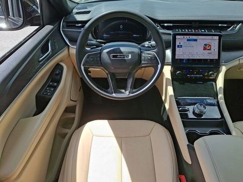 Used 2023 Jeep Grand Cherokee Limited w/ Luxury Tech Group II image 11