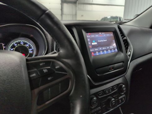Used 2019 Jeep Cherokee Latitude Plus w/ Cold Weather Group AWD/4WD image 17