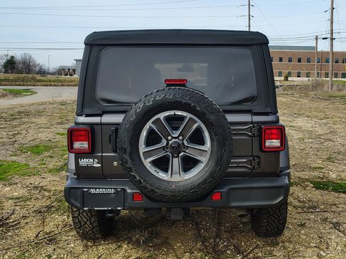Used 2018 Jeep Wrangler Unlimited Sahara AWD/4WD image 6