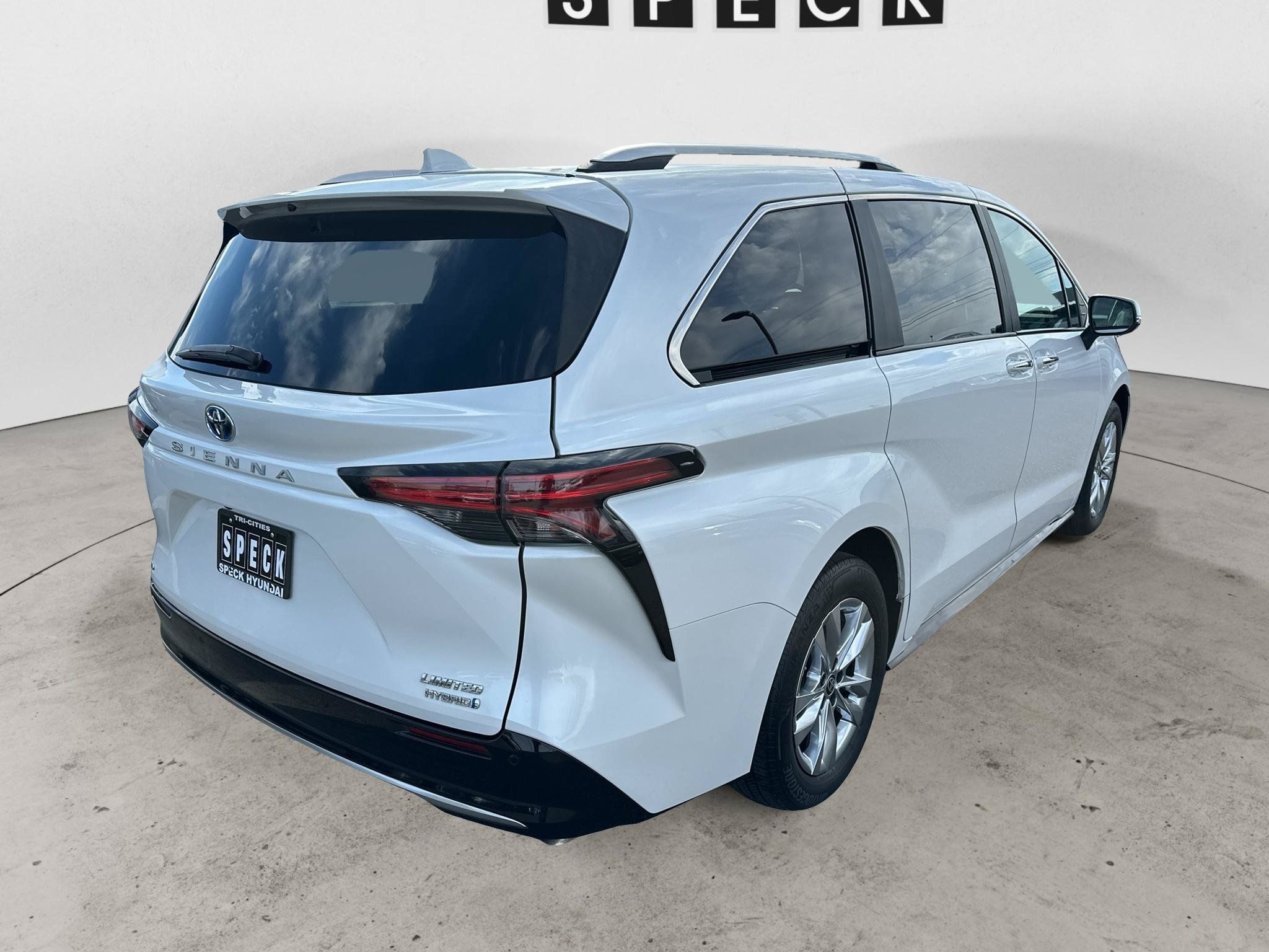 Used 2024 Toyota Sienna Limited AWD/4WD image 4