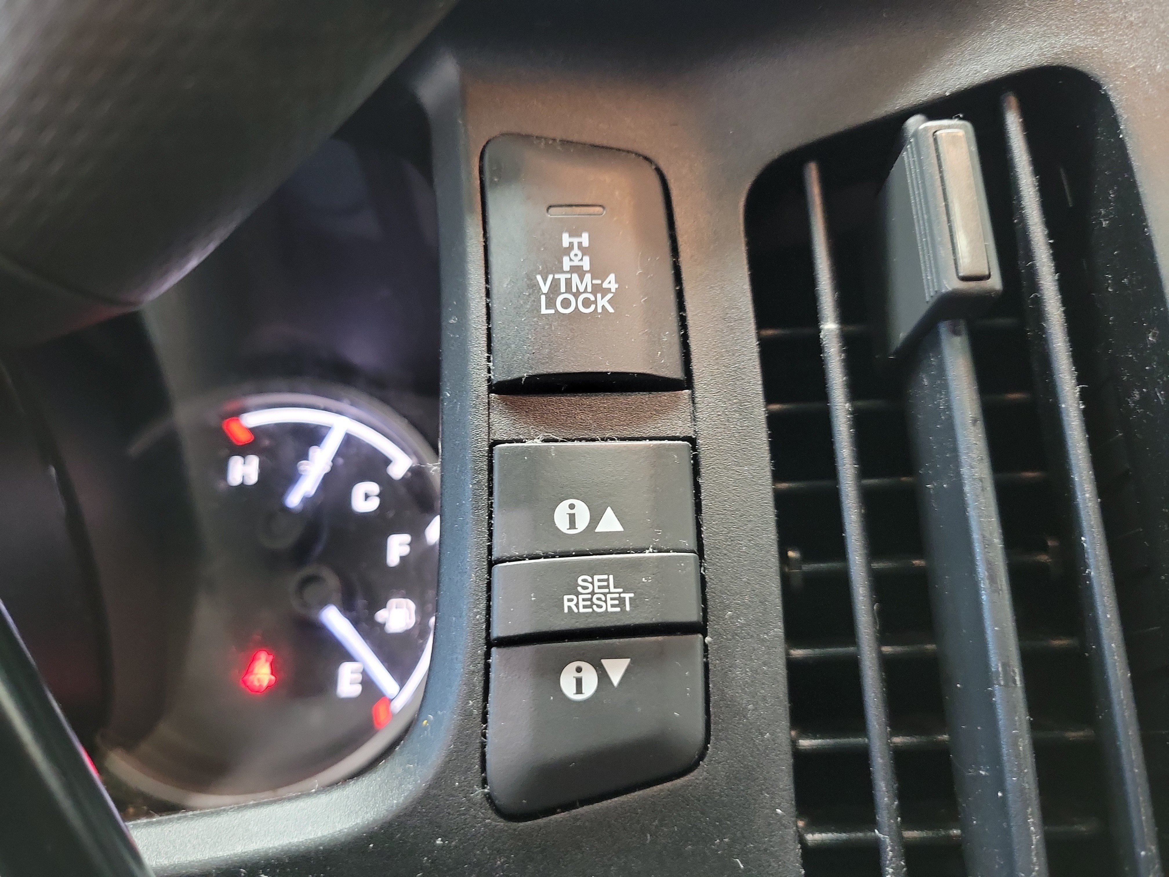 Used 2014 Honda Ridgeline SE image 25