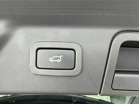 Used 2019 Land Rover Range Rover Velar R-Dynamic SE image 18