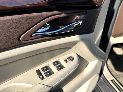 Used 2011 Cadillac SRX Luxury image 25