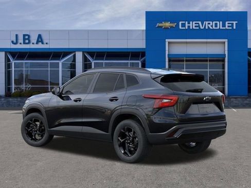 New 2026 Chevrolet Trax LT w/ Driver Confidence Package FWD image 3