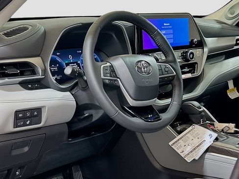New 2026 Toyota Highlander Limited AWD/4WD image 9