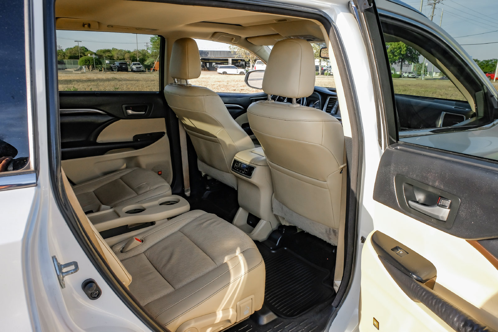 Used 2016 Toyota Highlander Limited w/ Driver Technology Package FWD image 35