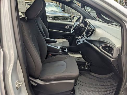 Used 2023 Chrysler Pacifica Touring image 28