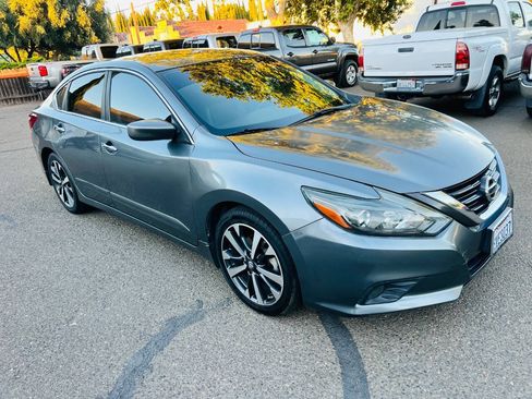 Used 2017 Nissan Altima 2.5 SR FWD image 2
