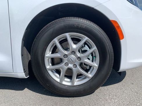 New 2026 Chrysler Pacifica Select image 30