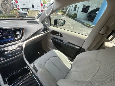 Used 2021 Chrysler Pacifica Limited AWD/4WD image 11