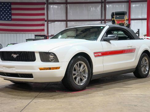 Used 2005 Ford Mustang Premium image 18