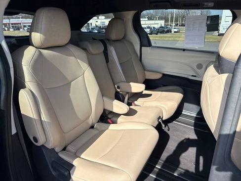 Used 2022 Toyota Sienna XLE image 14