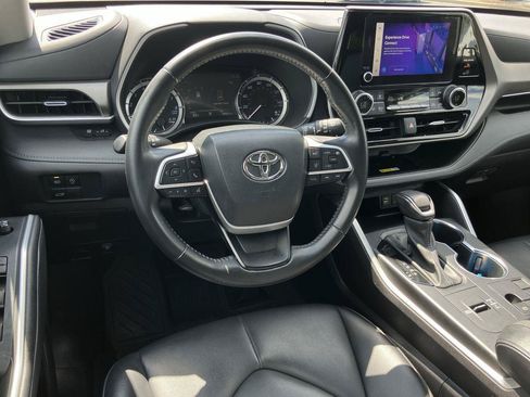 Used 2023 Toyota Highlander XLE FWD image 15