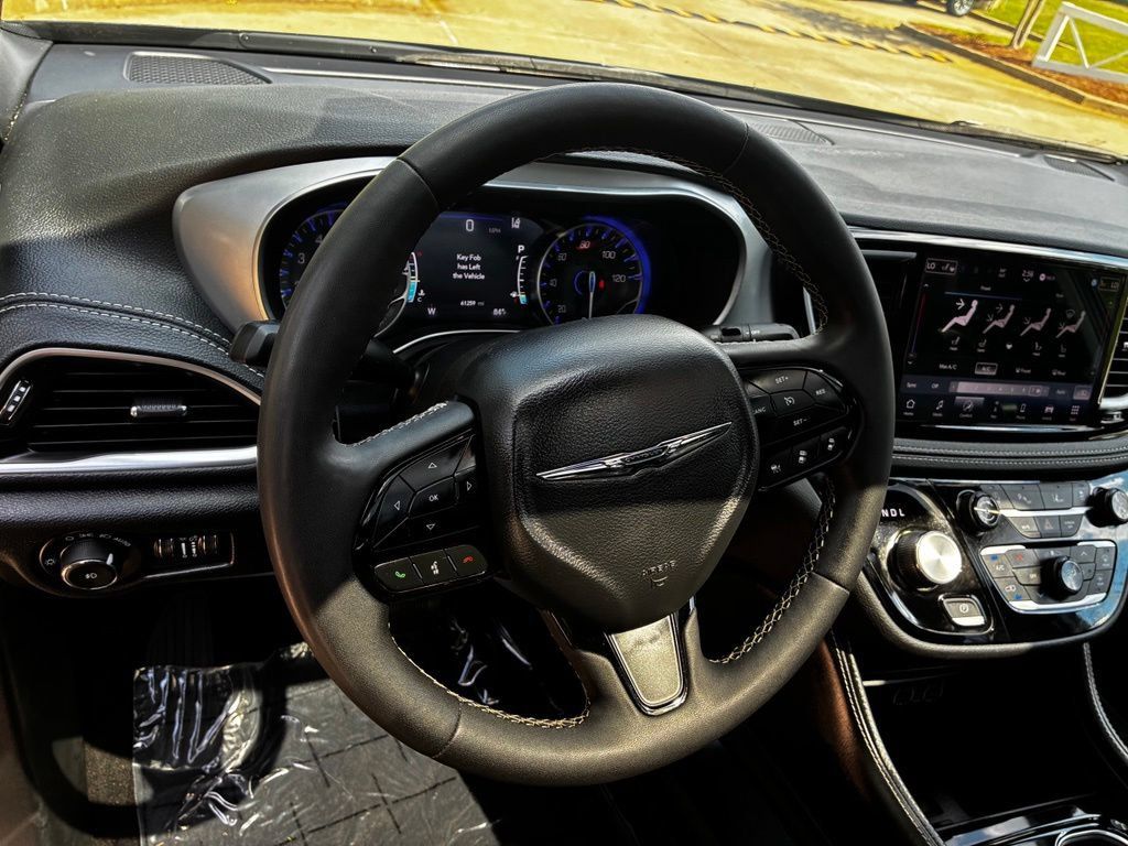 Used 2025 Chrysler Pacifica Limited FWD image 19