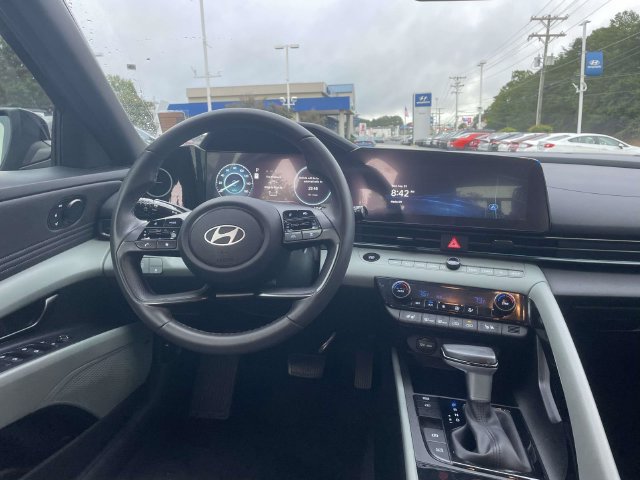 Used 2025 Hyundai Elantra Limited FWD image 15