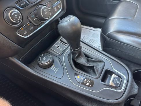 Used 2019 Jeep Cherokee Latitude Plus w/ Cold Weather Group AWD/4WD image 19